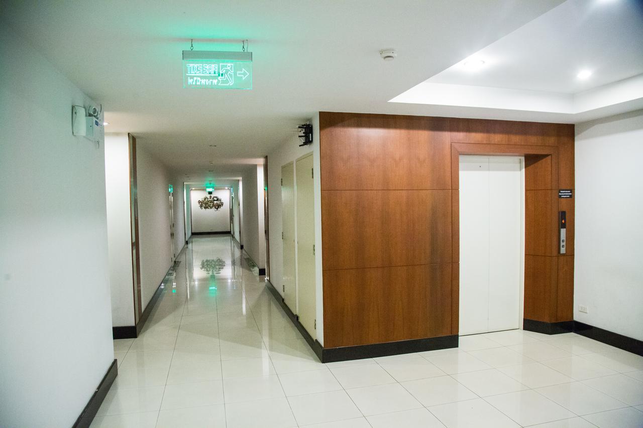 Patio Luxury Suites Bangkok Exterior foto