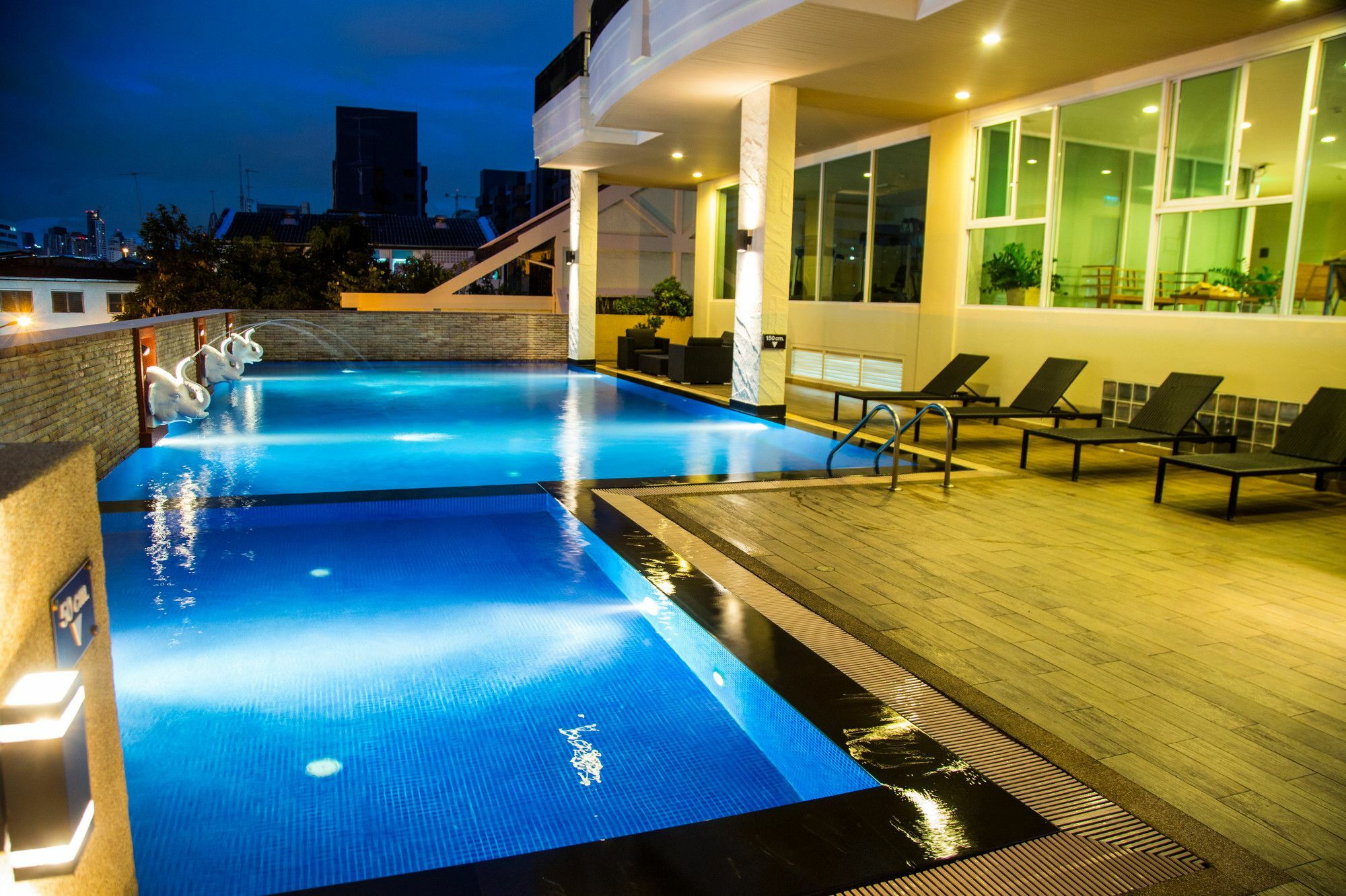 Patio Luxury Suites Bangkok Exterior foto