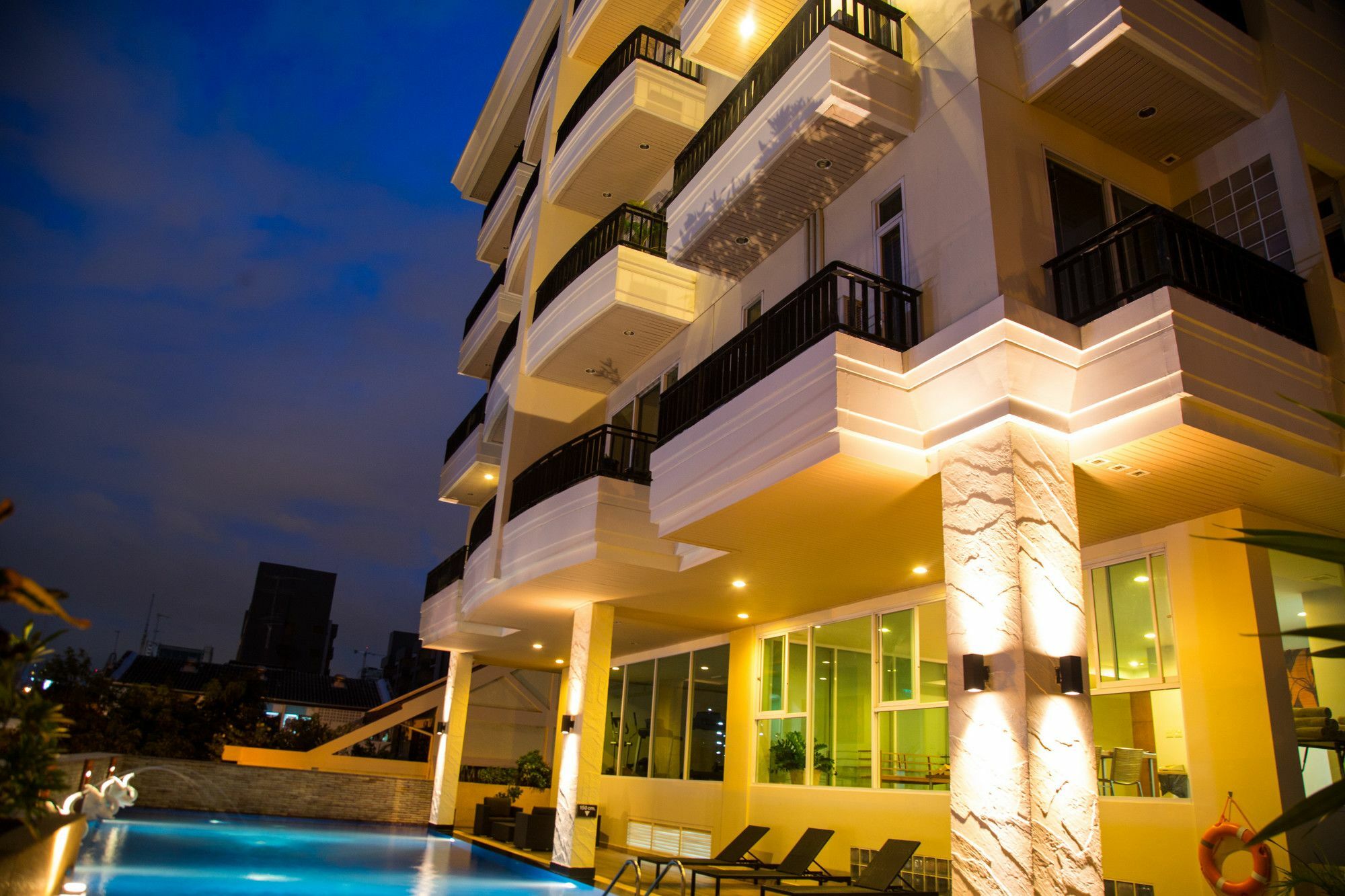 Patio Luxury Suites Bangkok Exterior foto